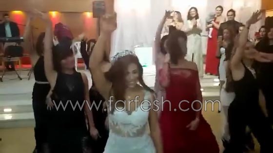 فيديو عروس تونسية تفاجئ العريس والمدعوين برقصة رائعة مع صديقاتها صورة رقم 16
