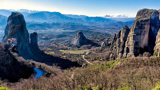 اديرة للعبادة على قمم الصخور اصبحت اهم الاهداف السياحية باليونان صورة رقم 1