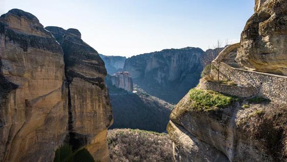 اديرة للعبادة على قمم الصخور اصبحت اهم الاهداف السياحية باليونان صورة رقم 4