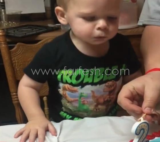 فيديو طريف.. طفل يستعجل اطفاء شمعة ميلاده ويشعل ضحكات الحضور صورة رقم 2