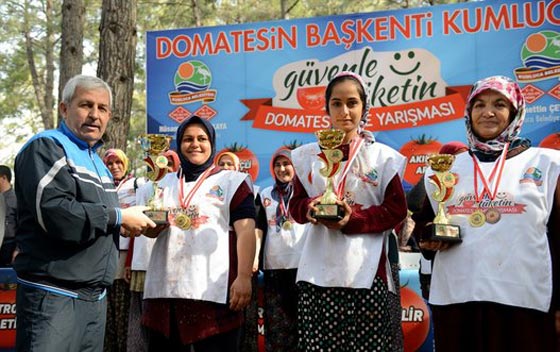 امرأة تركية تفوز بجائزة بعد ان اكلت 5 كغم من البندورة في 3 دقائق صورة رقم 1