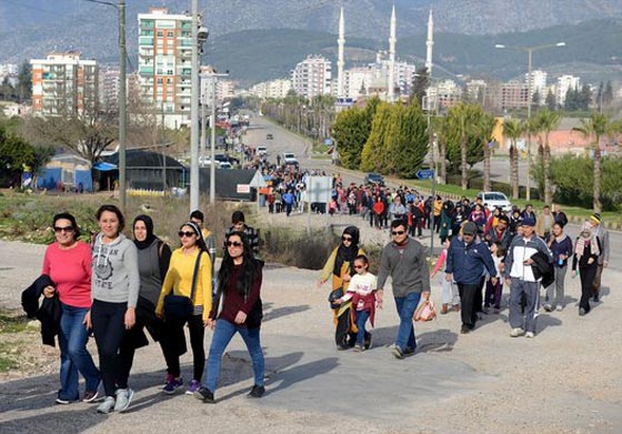 امرأة تركية تفوز بجائزة بعد ان اكلت 5 كغم من البندورة في 3 دقائق صورة رقم 11