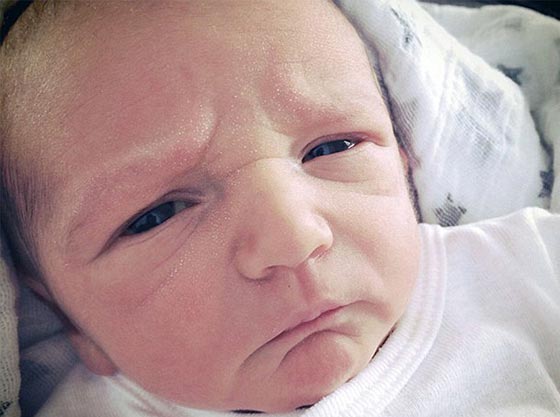 صور طريفة لأطفال بوجوه رجال وتعابير غريبة صورة رقم 8
