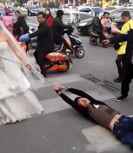 فيديو طريف: عروس تجر عريسها بـ(سلسلة) لهروبه من الزفاف صورة رقم 4