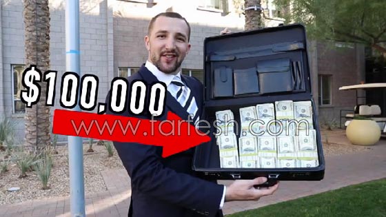 فيديو طريف: رد فعل غريب للمارة عند سقوط 100 ألف دولار من حقيبة رجل في الشارع صورة رقم 1