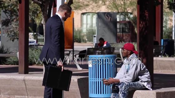  فيديو طريف: رد فعل غريب للمارة عند سقوط 100 ألف دولار من حقيبة رجل في الشارع صورة رقم 2