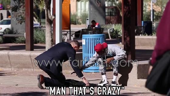  فيديو طريف: رد فعل غريب للمارة عند سقوط 100 ألف دولار من حقيبة رجل في الشارع صورة رقم 4
