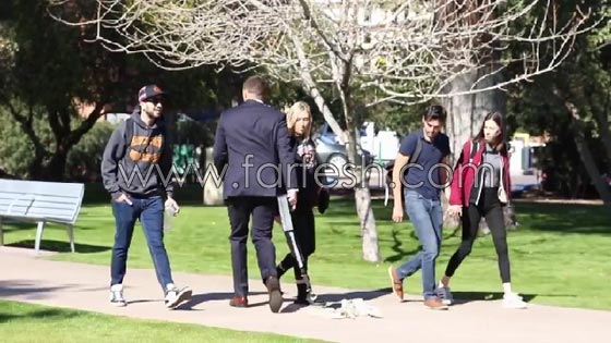  فيديو طريف: رد فعل غريب للمارة عند سقوط 100 ألف دولار من حقيبة رجل في الشارع صورة رقم 9