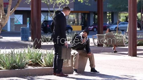  فيديو طريف: رد فعل غريب للمارة عند سقوط 100 ألف دولار من حقيبة رجل في الشارع صورة رقم 10