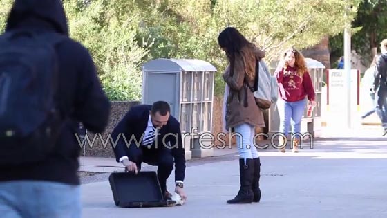  فيديو طريف: رد فعل غريب للمارة عند سقوط 100 ألف دولار من حقيبة رجل في الشارع صورة رقم 12