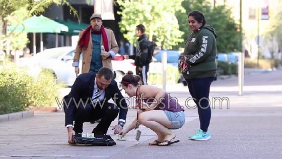  فيديو طريف: رد فعل غريب للمارة عند سقوط 100 ألف دولار من حقيبة رجل في الشارع صورة رقم 13