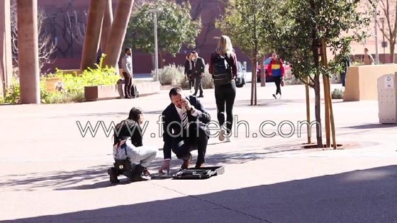  فيديو طريف: رد فعل غريب للمارة عند سقوط 100 ألف دولار من حقيبة رجل في الشارع صورة رقم 15