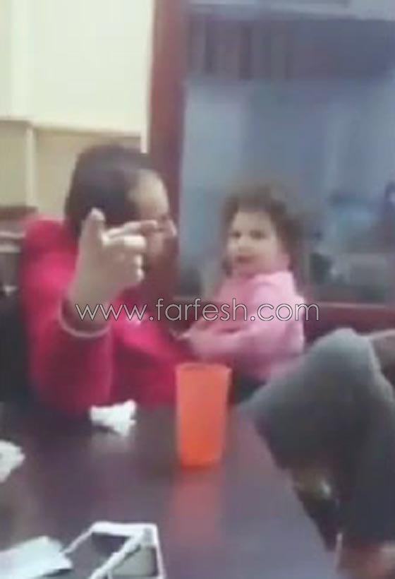 فيديو مضحك: طفلة تنادي والدها باسمه وترفض مناداته بابا صورة رقم 2