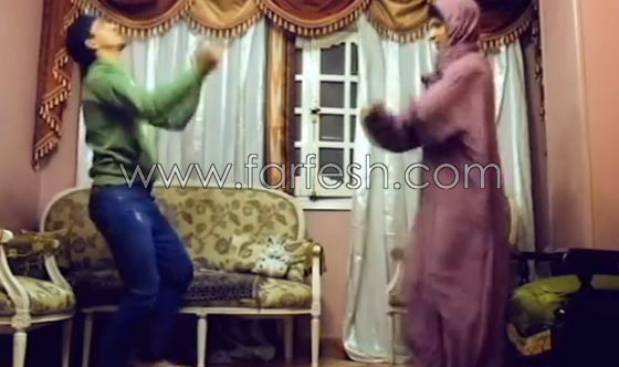 فيديو طريف.. طالب يبلغ والدته انه رسب بالامتحانات بطريقة مبتكرة صورة رقم 5