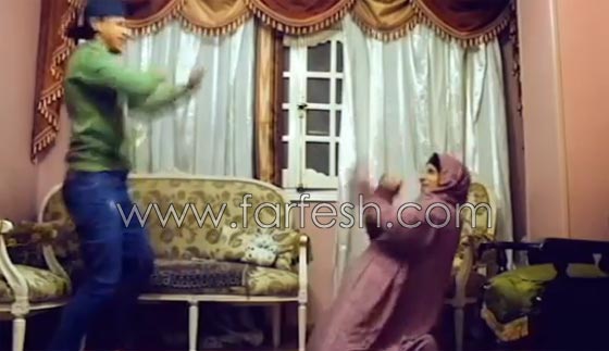 فيديو طريف.. طالب يبلغ والدته انه رسب بالامتحانات بطريقة مبتكرة صورة رقم 7