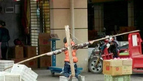صورة صادمة.. رجل يصلب ابنه بسبب تقصيره في الواجبات المدرسية! صورة رقم 1 صورة صادمة.. رجل يصلب ابنه بسبب تقصيره في الواجبات المدرسية! صورة رقم 1