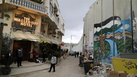 فنان غامض يصمم فندقا في بيت لحم يطل على اسوأ مشهد في فلسطين صورة رقم 5