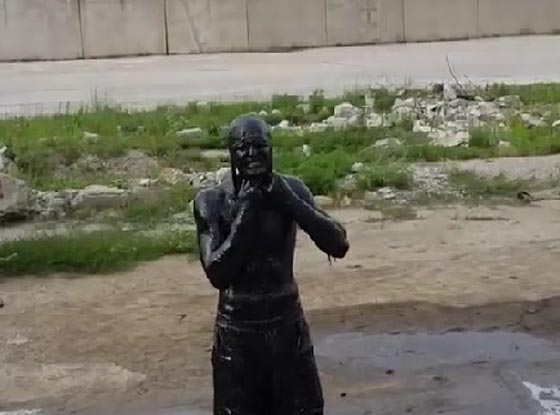 شاهد ماذا حدث لهذا الشاب عندما قرر ان يسبح ببركة نفط!! فيديو صورة رقم 3