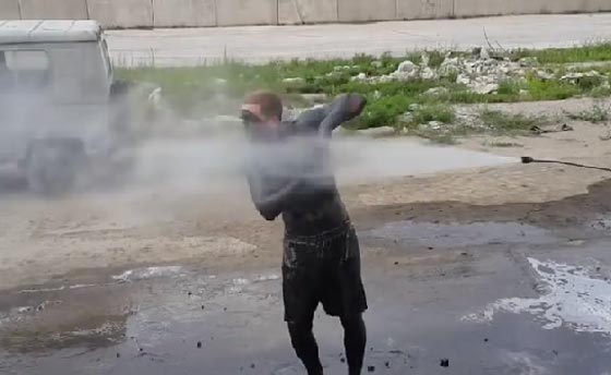 شاهد ماذا حدث لهذا الشاب عندما قرر ان يسبح ببركة نفط!! فيديو صورة رقم 5