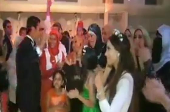ماذا يحدث عندما يكون العريس اهلاوي والعروس زملكاوية؟ فيديو صورة رقم 1