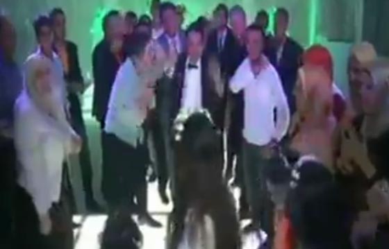 ماذا يحدث عندما يكون العريس اهلاوي والعروس زملكاوية؟ فيديو صورة رقم 2