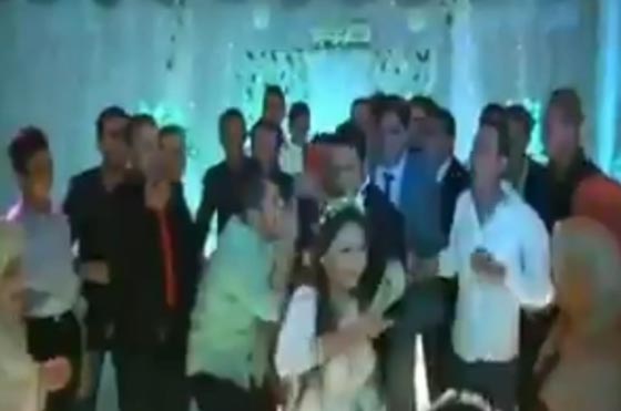 ماذا يحدث عندما يكون العريس اهلاوي والعروس زملكاوية؟ فيديو صورة رقم 4