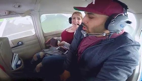 عرض الزواج على حبيبته في الجو قبل ان يفسد القيء لحظة العمر.. فيديو صورة رقم 2