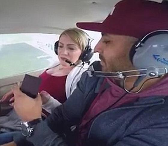عرض الزواج على حبيبته في الجو قبل ان يفسد القيء لحظة العمر.. فيديو صورة رقم 4