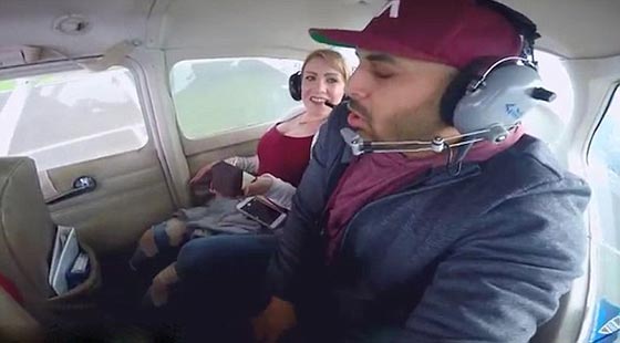 عرض الزواج على حبيبته في الجو قبل ان يفسد القيء لحظة العمر.. فيديو صورة رقم 5