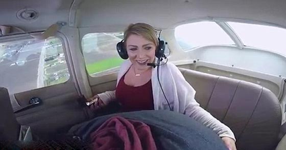 عرض الزواج على حبيبته في الجو قبل ان يفسد القيء لحظة العمر.. فيديو صورة رقم 7