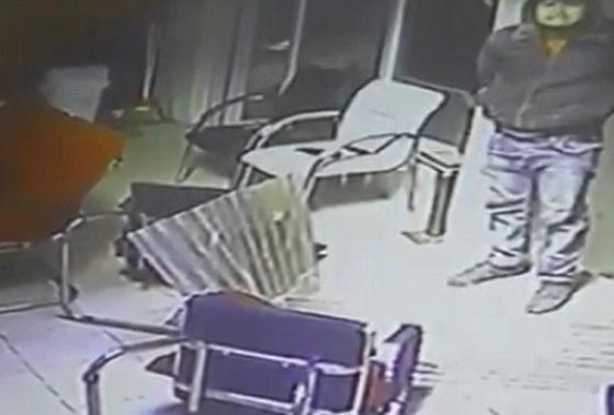  فيديو مذهل: كرسي ينقذ لاجئ سوري سقط من سقف مبنى في تركيا صورة رقم 2
