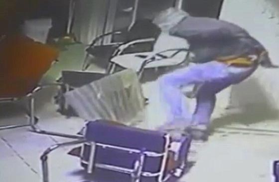  فيديو مذهل: كرسي ينقذ لاجئ سوري سقط من سقف مبنى في تركيا صورة رقم 3
