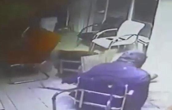  فيديو مذهل: كرسي ينقذ لاجئ سوري سقط من سقف مبنى في تركيا صورة رقم 4