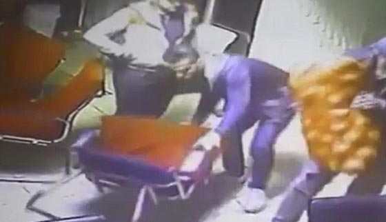  فيديو مذهل: كرسي ينقذ لاجئ سوري سقط من سقف مبنى في تركيا صورة رقم 5
