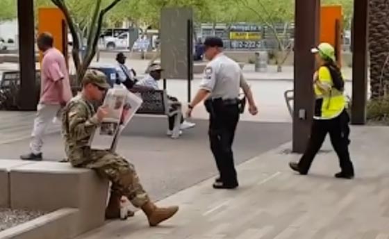 شاهد كيف فاجأ هذا الجندي والدته بعودته.. فيديو مؤثر صورة رقم 2
