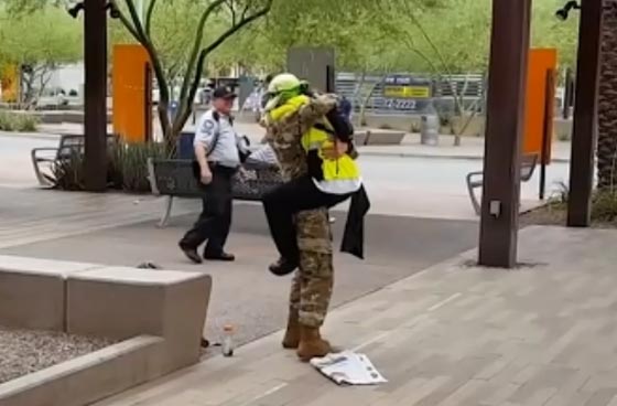 شاهد كيف فاجأ هذا الجندي والدته بعودته.. فيديو مؤثر صورة رقم 3