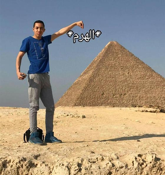 صور طريفة.. شاهد ماذا حدث لشاب اراد تعديل صورته على خلفية الاهرام صورة رقم 5