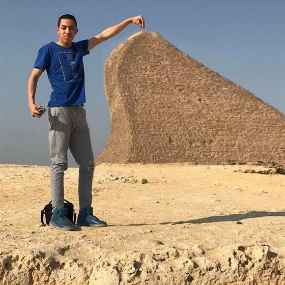 صور طريفة.. شاهد ماذا حدث لشاب اراد تعديل صورته على خلفية الاهرام صورة رقم 6