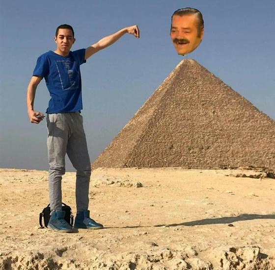 صور طريفة.. شاهد ماذا حدث لشاب اراد تعديل صورته على خلفية الاهرام صورة رقم 7