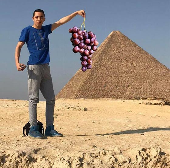 صور طريفة.. شاهد ماذا حدث لشاب اراد تعديل صورته على خلفية الاهرام صورة رقم 8