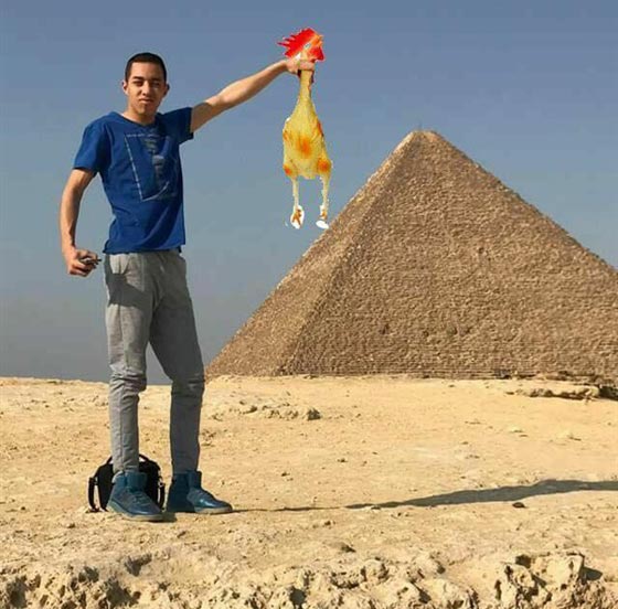 صور طريفة.. شاهد ماذا حدث لشاب اراد تعديل صورته على خلفية الاهرام صورة رقم 9