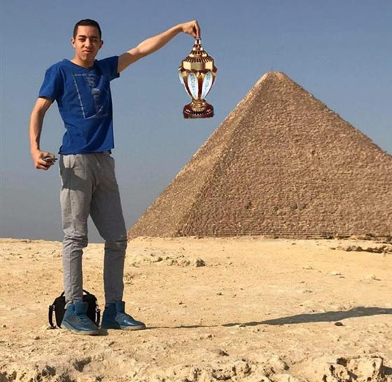 صور طريفة.. شاهد ماذا حدث لشاب اراد تعديل صورته على خلفية الاهرام صورة رقم 10