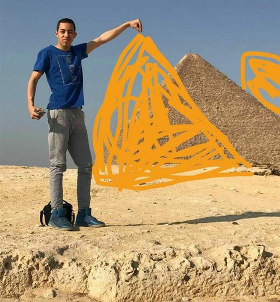 صور طريفة.. شاهد ماذا حدث لشاب اراد تعديل صورته على خلفية الاهرام صورة رقم 11