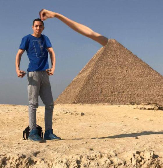 صور طريفة.. شاهد ماذا حدث لشاب اراد تعديل صورته على خلفية الاهرام صورة رقم 3