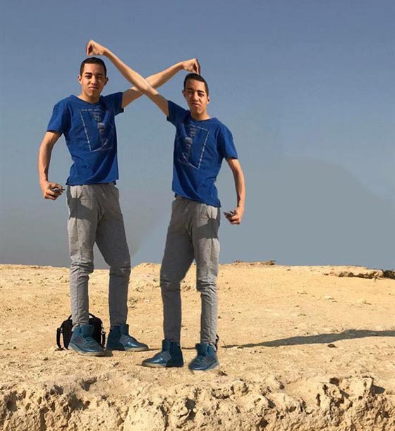 صور طريفة.. شاهد ماذا حدث لشاب اراد تعديل صورته على خلفية الاهرام صورة رقم 2