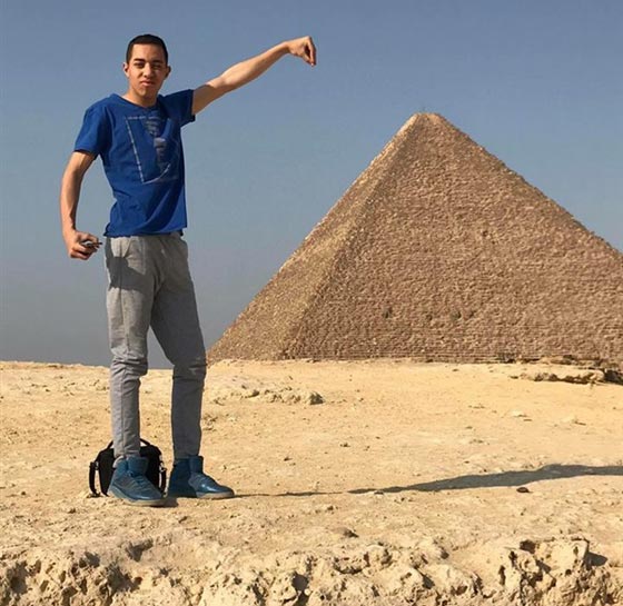 صور طريفة.. شاهد ماذا حدث لشاب اراد تعديل صورته على خلفية الاهرام صورة رقم 1