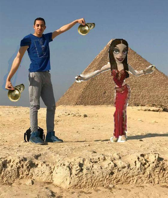 صور طريفة.. شاهد ماذا حدث لشاب اراد تعديل صورته على خلفية الاهرام صورة رقم 4