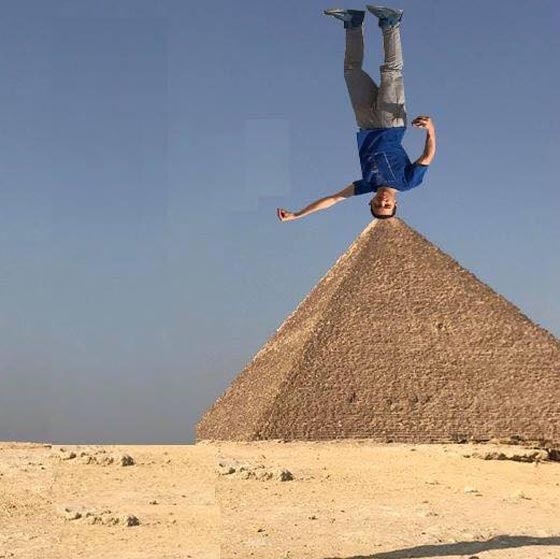 صور طريفة.. شاهد ماذا حدث لشاب اراد تعديل صورته على خلفية الاهرام صورة رقم 13