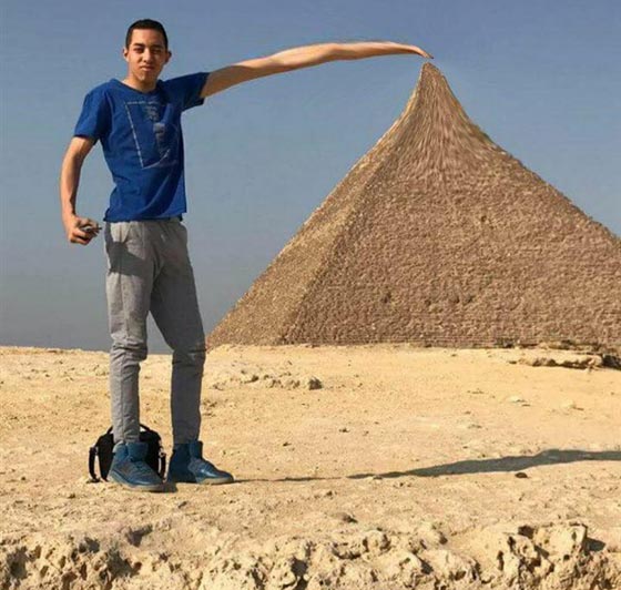صور طريفة.. شاهد ماذا حدث لشاب اراد تعديل صورته على خلفية الاهرام صورة رقم 14