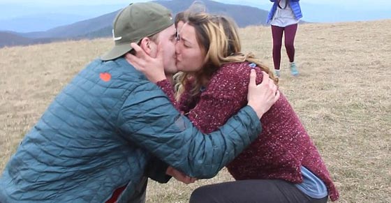 ماعز تتقدم لطلب الزواج من فتاة على قمة جبل في كارولينا! فيديو صورة رقم 6